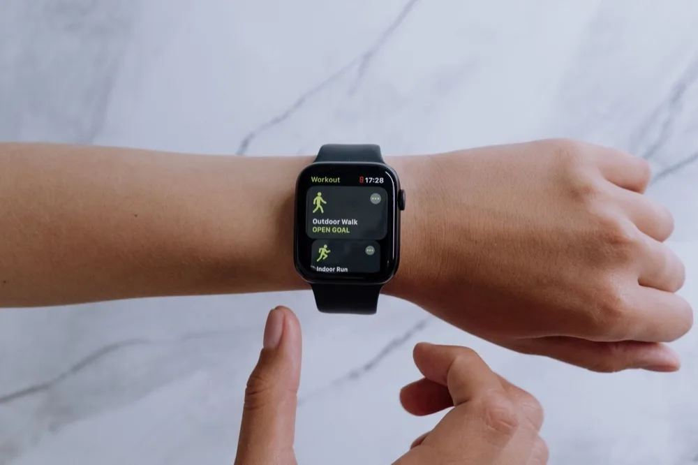 Apple Watch au poignet, application Exercice ouverte