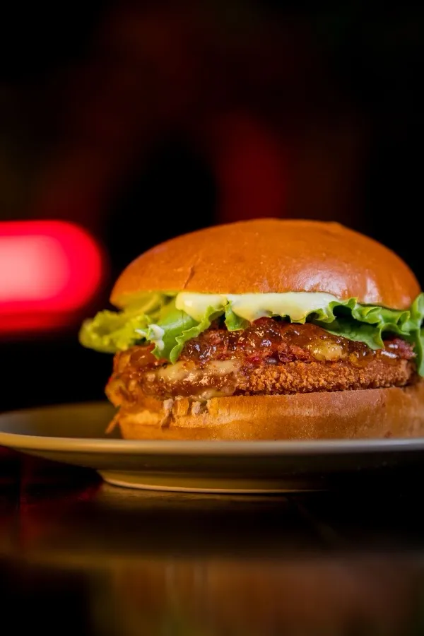 Burger poulet croustillant sur une assiette