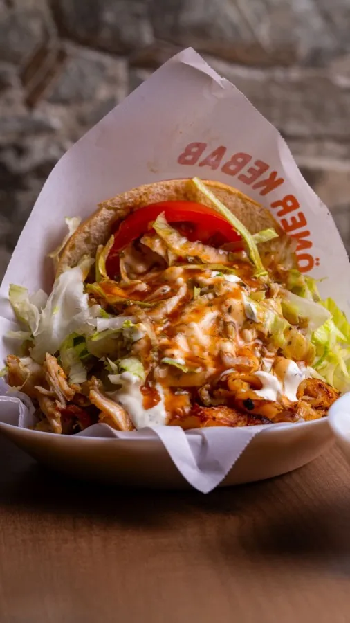 Kebab garni de salade et de sauce