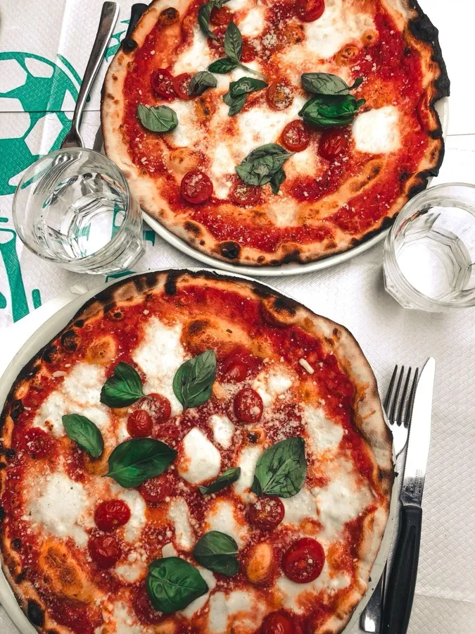 Deux pizzas margherita au basilic frais
