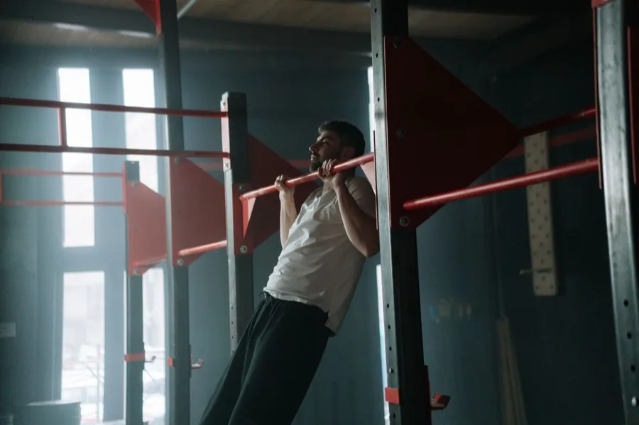 Traction à la barre fixe dans une salle